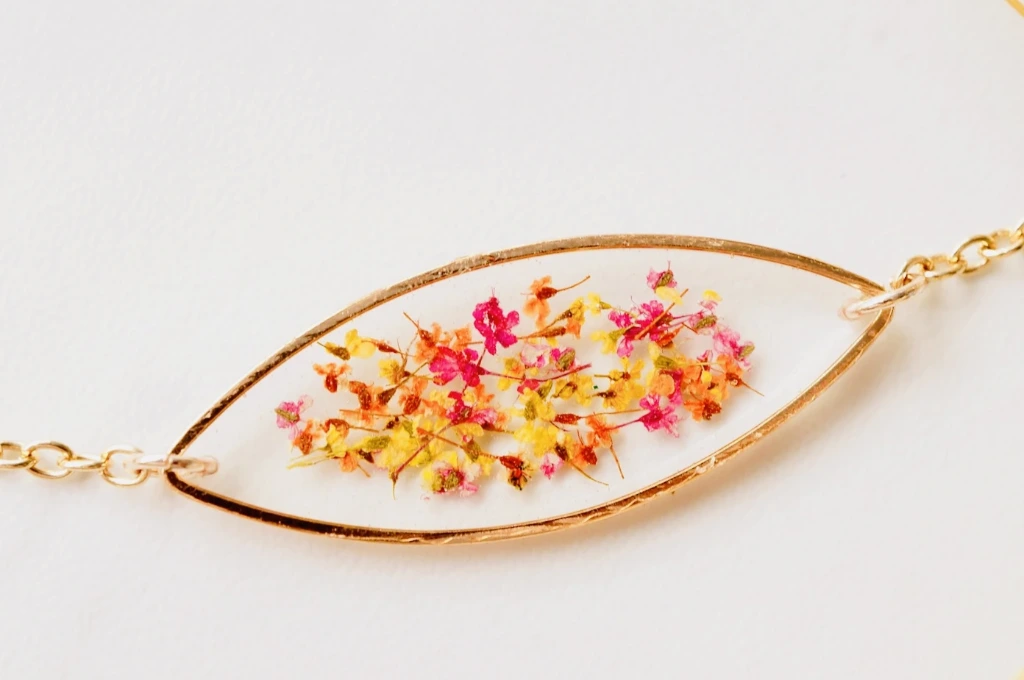 ZTJONE13 Golden Meadow Oval Floral Resin Bracelet